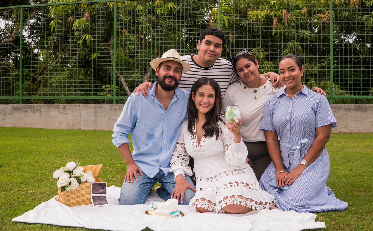 Byronpm25's tweet photo. Gracias a Dios por un día inolvidable en familia y por darnos esta alegría que no nos entra en el pecho, te esperamos con todo el amor del mundo y muchísima ilusión. Nuestro segundo bebé es un varón!!! 💙💙💙 https://t.co/ckotrsvgCg