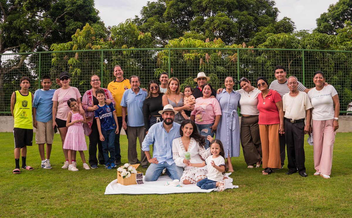Byronpm25's tweet photo. Gracias a Dios por un día inolvidable en familia y por darnos esta alegría que no nos entra en el pecho, te esperamos con todo el amor del mundo y muchísima ilusión. Nuestro segundo bebé es un varón!!! 💙💙💙 https://t.co/ckotrsvgCg