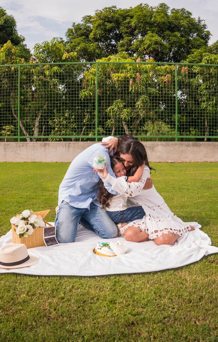 Byronpm25's tweet photo. Gracias a Dios por un día inolvidable en familia y por darnos esta alegría que no nos entra en el pecho, te esperamos con todo el amor del mundo y muchísima ilusión. Nuestro segundo bebé es un varón!!! 💙💙💙 https://t.co/ckotrsvgCg