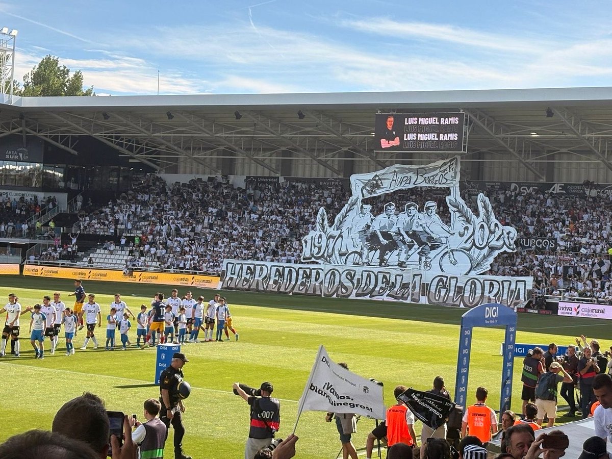 UltrasPresent's tweet photo. La Hinchada del Arlanzón ⚫️⚪️

(Buen recibimiento al autobús de su equipo entre bengalas y demas pirotecnia y tifo:

“HEREDEROS DE LA GLORIA 
1971-2026 
AUPA BURGOS” 

Burgos CF - FC Andorra. https://t.co/V3O9kUIdVP