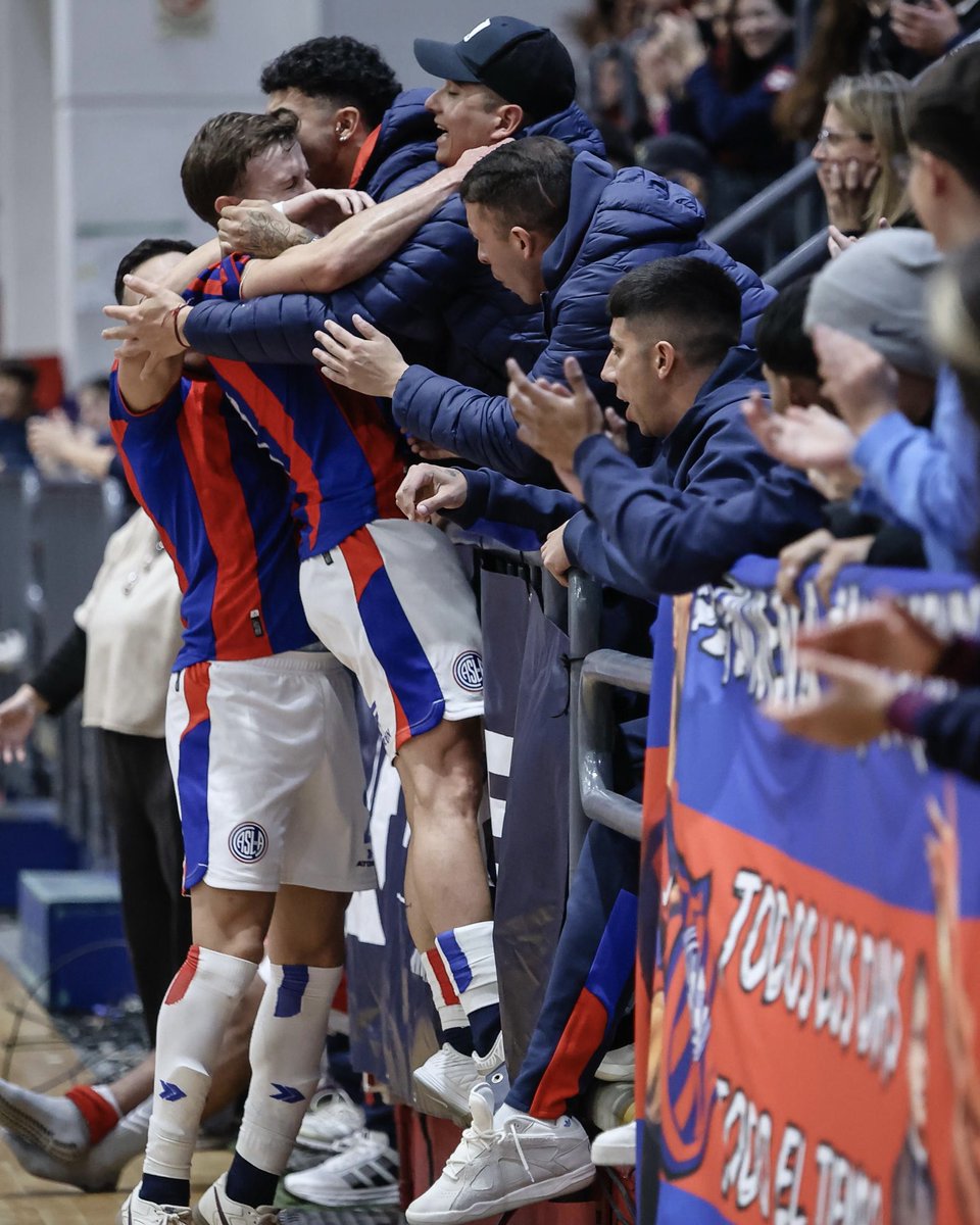 CASLAFutsal's tweet photo. Galería de una linda noche de Futsal en el Pando, con el aliento de la gente, con muchos goles y con victoria del Ciclón.

Marcelo Culotta, el nuevo presidente electo, estuvo en el Poli mirando el triunfazo contra Glorias. https://t.co/jmwZtRTO8o