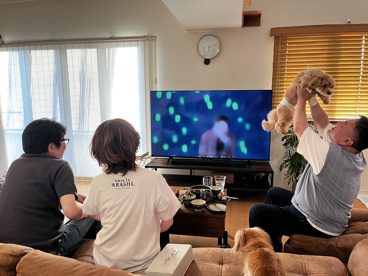 maru_44's tweet photo. 昨日は、夫と友人ご夫婦（２わん＋時々にゃん）と 嵐ラストライヴを鑑賞しました。   

ラストのコメント、 感慨深かったなあ・・・。 https://t.co/fBXv2Mi4m6