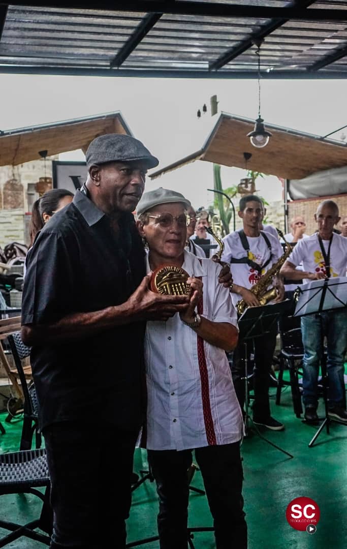 CamagueyMi's tweet photo. 🎷🎶 ¡Gran cierre del Festival Jazz Príncipe en #SaborYArte!
Lo que fue una excelente jornada de intercambio cultural entre generaciones de músicos, culminó hoy con el concierto de clausura a cargo de la Orquesta Jazz Band junto a invitados.
#PorCamagüeyTodo
#SCProducciones https://t.co/IdaC3kotf6