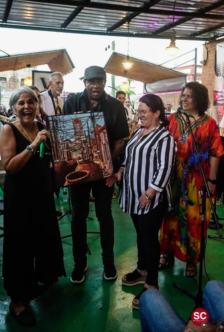 CamagueyMi's tweet photo. 🎷🎶 ¡Gran cierre del Festival Jazz Príncipe en #SaborYArte!
Lo que fue una excelente jornada de intercambio cultural entre generaciones de músicos, culminó hoy con el concierto de clausura a cargo de la Orquesta Jazz Band junto a invitados.
#PorCamagüeyTodo
#SCProducciones https://t.co/IdaC3kotf6