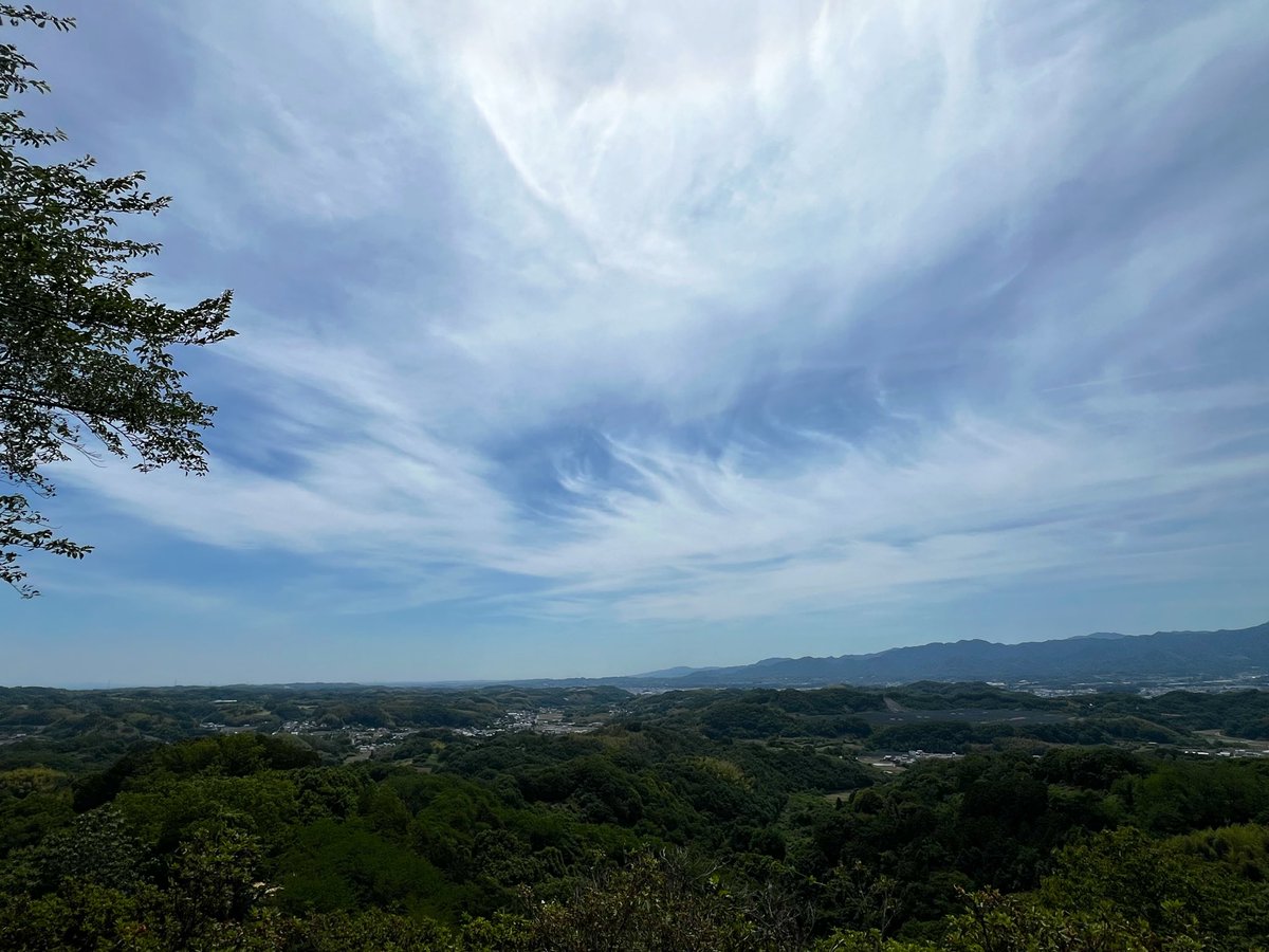 Kazuri_31's tweet photo. 山頂着いた〜ฅ(`ꈊ´ฅ)ｼｬｰ!
今日は雲が多いけど良い景色😆
山登りはこの景色が醍醐味だよね！往復50分位の軽いハイキング🥾コースだけどリフレッシュ出来ました٩(��>∀<๑)۶
帰宅ε＝(((((ﾉ･ω･)ﾉ https://t.co/QKFYidzgMn