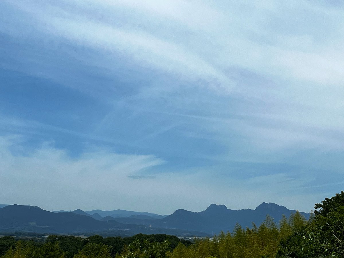 Kazuri_31's tweet photo. 山頂着いた〜ฅ(`ꈊ´ฅ)ｼｬｰ!
今日は雲が多いけど良い景色😆
山登りはこの景色が醍醐味だよね！往復50分位の軽いハイキング🥾コースだけどリフレッシュ出来ました٩(��>∀<๑)۶
帰宅ε＝(((((ﾉ･ω･)ﾉ https://t.co/QKFYidzgMn