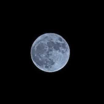 seirisk's tweet photo. ５月31日は、5月2度目の満月、ブルームーンでした。今年最小の満月で、マイクロムーンとも。
五重塔の相輪と一緒に

#満月
#ブルームーン
#マイクロムーン https://t.co/Sha0YEGqT2