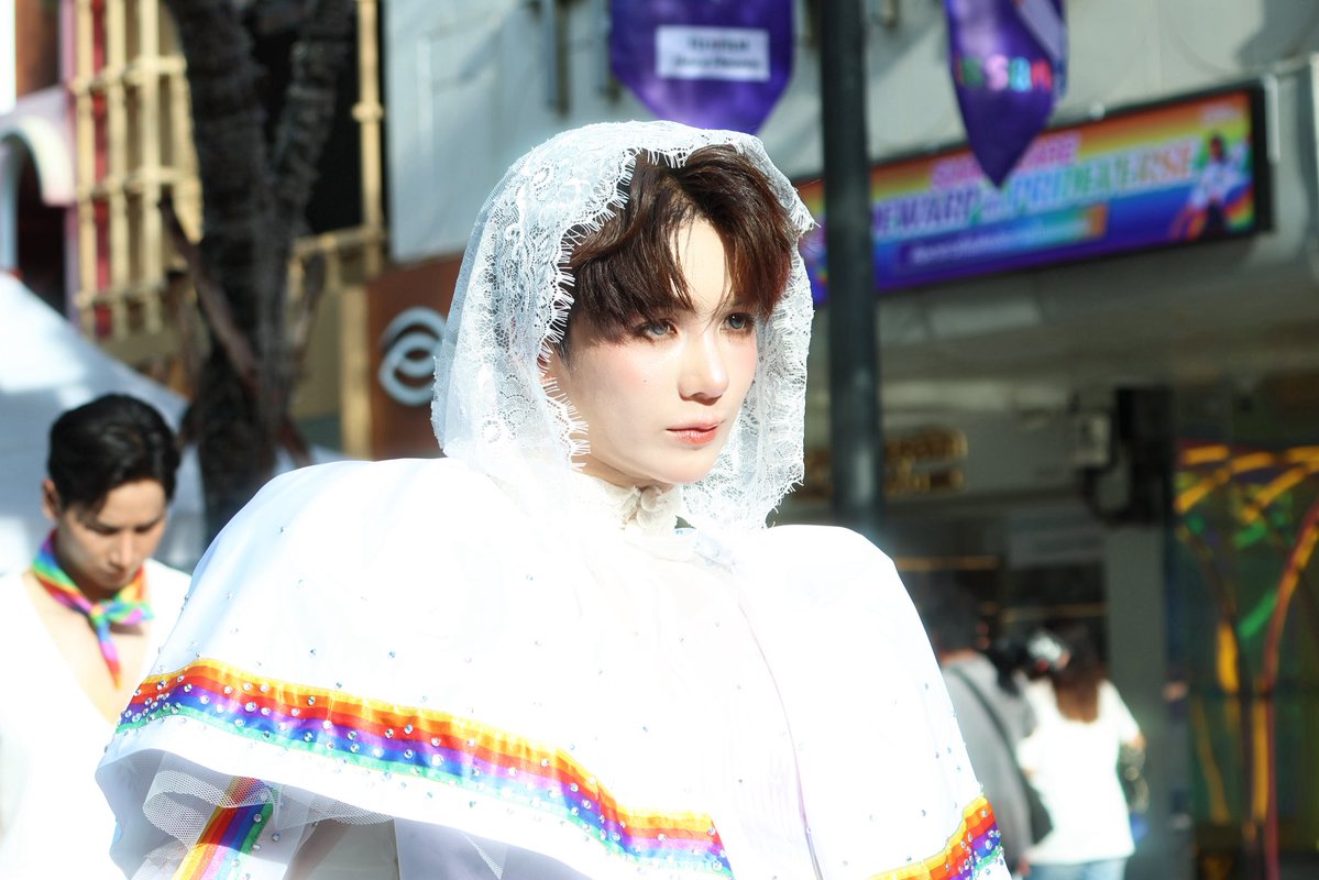 irisbinni's tweet photo. Dressed in white, standing beneath the colors of Pride.
Carrying my love for you,
and the courage to be myself. 🌈🤍✨

#cooheart @cooheartt
#BangkokPride2026 https://t.co/DvuHuS4khy