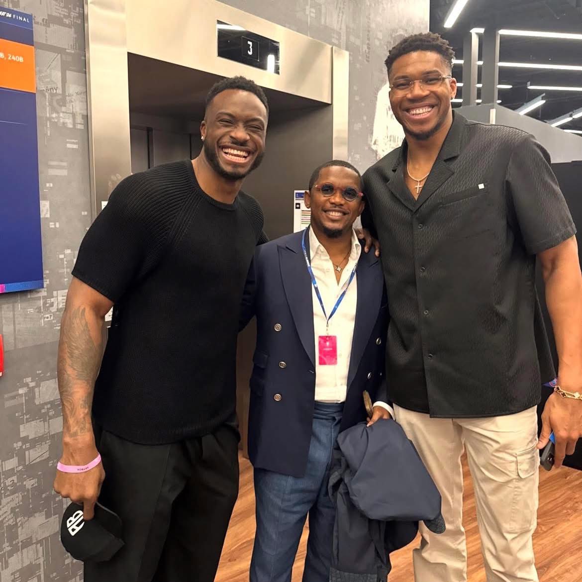 AllezLesLions's tweet photo. 📸 Thanasis Antetokounmpo, Samuel Eto’o et Giannis Antetokounmpo à Budapest lors de la finale de la Ligue des champions. 🤝🇨🇲🇬🇷 https://t.co/sE4LfPwwBZ