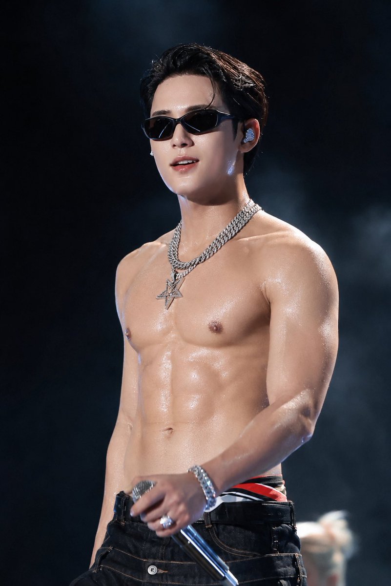 king_gyunix256's tweet photo. Nothing beat the real hotness #MINGYU #HOT #seventeen 🔥💪🏻😎 https://t.co/nuBDWSxSei