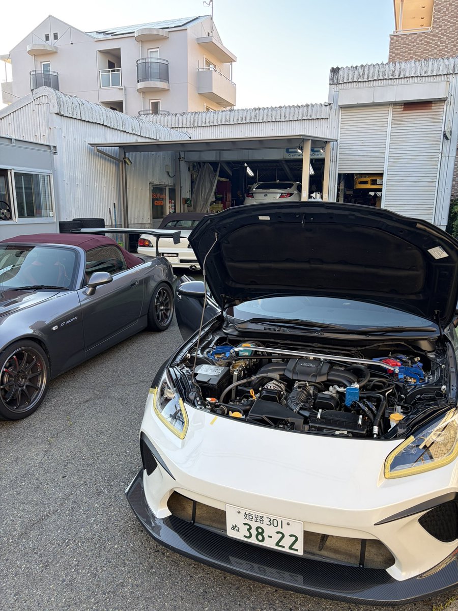 ___Miroook's tweet photo. 昨日は久しぶりにBRZに乗りました
油温の安定は油圧の確保につながるとのことでトルク感が増した気がします👍

CSOさんはいつも大忙し…笑
迅速かつ丁寧な作業をしていただきました🙏🏼

さて、白バンパー号もいよいよ卒業かな https://t.co/PPsraUcyVc