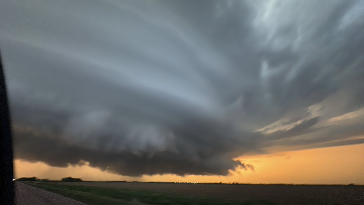 aresel_'s tweet photo. Absolute insanity south of Worthing, South Dakota!! #sdwx https://t.co/Px861JTqWq