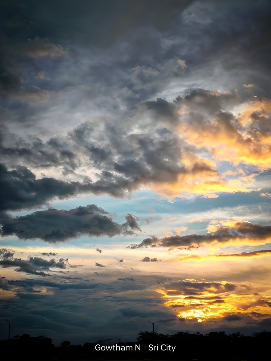MrAutophile1601's tweet photo. When the sky decides to paint, all we can do is pause and admire. 🌅

📸: @MrAutophile1601 Realme 9 Pro 5g 

#SkyLovers #Cloudscape #EveningVibes #NaturePhotography #GoldenHour #SkyPhotography #IndianSkies #MobilePhotography #InstaSky #SunsetMagic #photographer #Photography https://t.co/2uJi7Ue9Ju