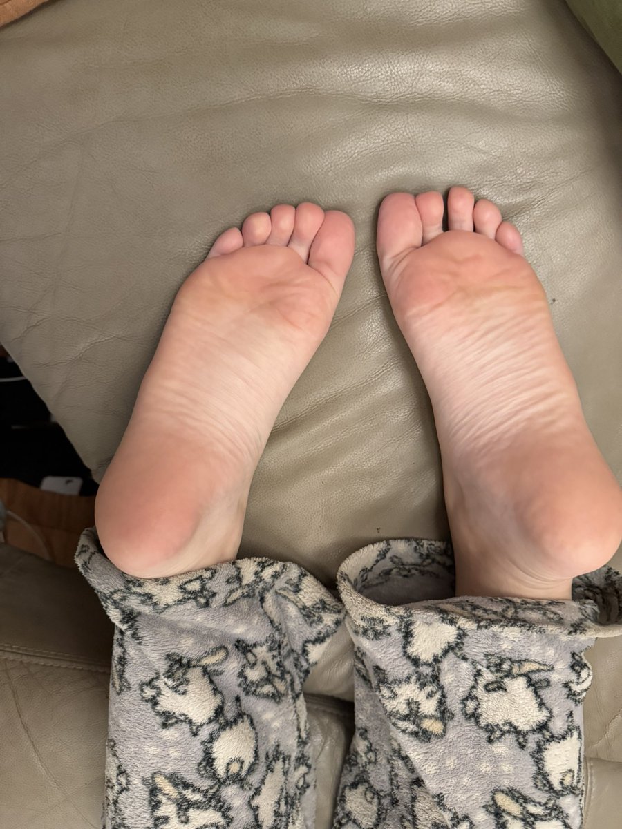 PrincessMissyX's tweet photo. Wrinkly soles what’s your favourite part? 
#footfetısh #feet #soles https://t.co/IqrM8NiPSf