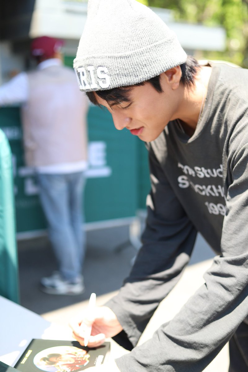 Hello_asian's tweet photo. “บูม สหรัฐ” ตัวแทนประเทศไทย!!
ร่วมโชว์เทศกาลดนตรีการกุศลของเกาหลีใต้
“Seowon Valley Green Concert 2026”

เป็นอีกหนึ่งงานใหญ่ ที่ศิลปินไทยจะได้ไปเฉิดฉายสู่สายตาชาวต่างชาติ กับงาน “Seowon Valley Green Concert 2026 ครั้งที่ 22”  งานการกุศลที่ใหญ่ที่สุดในประเทศเกาหลีใต้  ที่จะมี��ิลปิน-วงไอดอลชื่อดัง มาร่วมเวทีนี้กันอย่างมากมาย และเชิญศิลปินต่างชาติมาเข้าร่วมโชว์กันทุกปี  เพื่อเป็นการระดมทุนช่วยเหลือเด็กกำพร้าผู้ยากไร้ และผู้พิการ จากมูลนิธิต่าง ๆ ทั่วประเทศเกาหลีใต้  ซึ่งเป็นงานที่เปิดให้บุคคลทั่วไป มาร่วมงานได้ฟรี โดยไม่มีค่าใช้จ่าย ที่จัดขึ้นเมื่อวันเสาร์ที่ 30 พ.ค. 69 ณ สนามกอล์ฟ Seowon Valley C เมืองพาจู ประเทศเกาหลีใต้

ซึ่งในปีนี้ บูม สหรัฐ ได้รับเชิญในฐานะศิลปินต่างชาติให้มาร่วมโชว์ในงานการกุศลครั้งนี้  โดยหนุ่มบูม ได้นำอัลบั้มของตัวเองพร้อมลายเซ็นต์ และของพรีเมี่ยมจากช่องวัน 31 ไปร่วมขายที่บูธร่วมกับศิลปินท่านอื่น ๆ  โดยทางผู้จัดงานจะนำ���งินจากการขายของทั้งหมด ไปร่วมทำบุญกับมูลนิธิเด็กกำพร้าต่างๆ ในประเทศเกาหลีใต้ นอกจากนี้หนุ่มบูม ยังได้ขึ้นเวทีไปร่วมโชว์พิเศษ โดยนำเพลงฮิต อย่างเพลง ฉันมันเป็นคนแบบนี้ และ Special Song ที่เตรียมมาเพื่องานนี้โดยเฉพาะ กับเพลง  사람 사랑 (ซารัม ซารัง) Person Love พร้อมทักทายผู้ชมที่มาร่วมชมคอนเสิร์ตนับหมื่นคนด้วยภาษาเกาหลี ซึ่งก็เรียกเสียงปรบมือจากผู้ชมได้อย่างประทับใจ นอ���จากนี้ยังมีศิลปินชื่อดังตบเท้าเข้าร่วมงานในเวทีนี้อย่างมากมาย อาทิ จาง มินโฮ, LSS (อีทึก, ชินดง, ชีวอน), ซอน แทจิน, Say My Name ฯลฯ ถือเป็นการโชว์ศักยภาพของศิลปินไทยบนเวทีระดับสากล และกระชับความสัมพันธ์ทางวัฒนธรรมระหว่างไทยและเกาหลีใต้ให้แน่นแ��้นยิ่งขึ้น