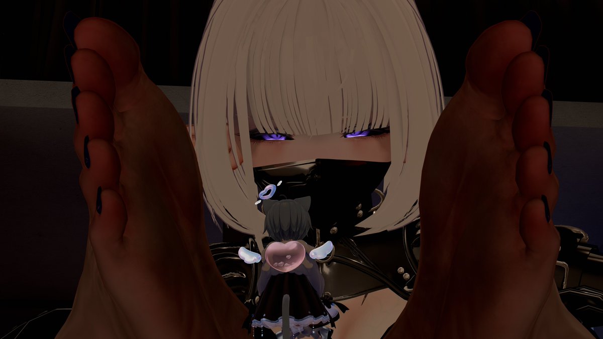 HoneyAmbie's tweet photo. "Found this little creature between my feet, what should I do with him~?" https://t.co/tsyLtB5Pb3