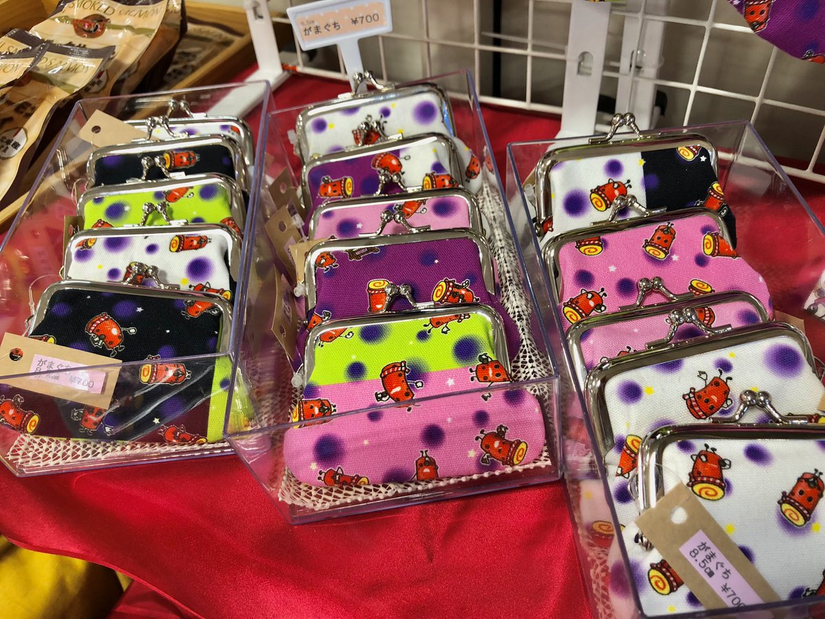 M_honten_031's tweet photo. なんと！
よいとまけくんグッズが
本店にキターー(ง°̀ﾛ°́)ง💜ྀི

ハンドメイド作家さんが
丁寧に作り上げた
超絶可愛い💕よいとまけくんのポーチや
ティッシュケースもあります！

実はアクキーと缶バッジもあるの
知ってました？|*･ω･)ﾁﾗｯ

苫小牧のお土産にオススメです✨️
 #三星 #本店 https://t.co/587VDGGPKF