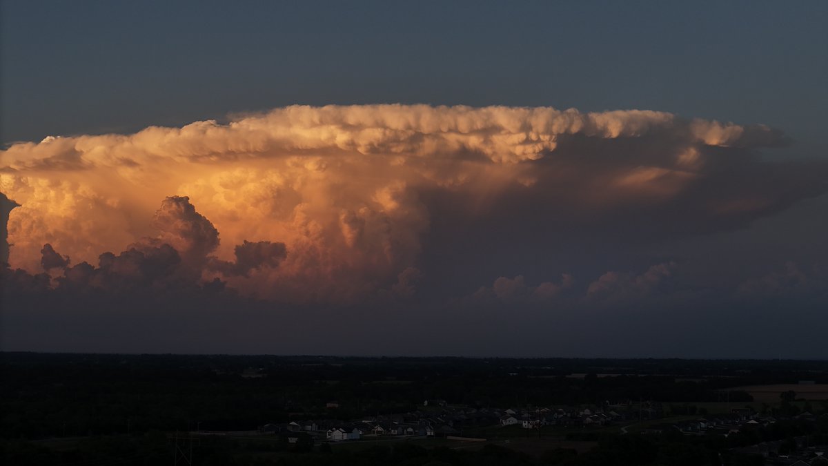 mattesonsc's tweet photo. Storm just South of Emporia, KS this evening looking Northeast from Park City, KS. #kswx https://t.co/ffDUHOedn4