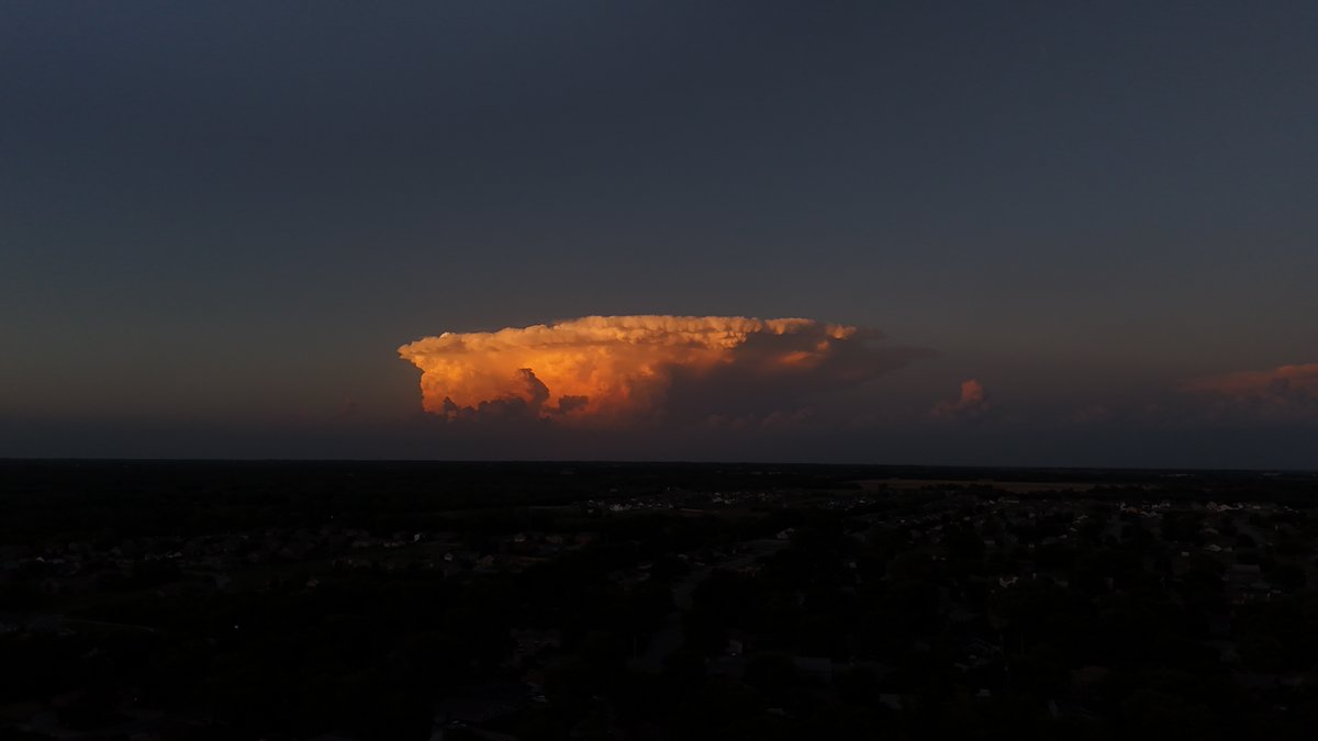 mattesonsc's tweet photo. Storm just South of Emporia, KS this evening looking Northeast from Park City, KS. #kswx https://t.co/ffDUHOedn4