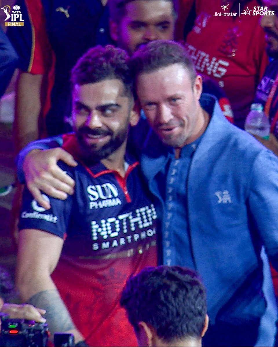 ImTanujSingh's tweet photo. THE HUGS &amp; HAPPINESS OF VIRAT KOHLI &amp; AB DE VILLIERS AFTER WON THE 2ND IPL TROPHY. 🥹♥️

- This is Beautiful. https://t.co/SBXmrdDfIc