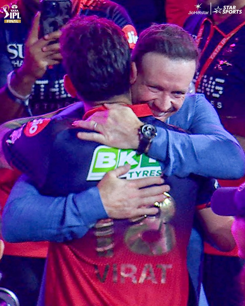 ImTanujSingh's tweet photo. THE HUGS &amp; HAPPINESS OF VIRAT KOHLI &amp; AB DE VILLIERS AFTER WON THE 2ND IPL TROPHY. 🥹♥️

- This is Beautiful. https://t.co/SBXmrdDfIc