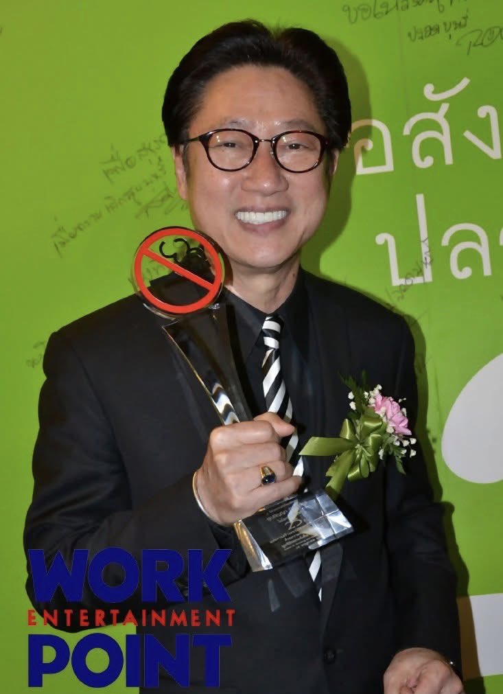 DrPrakit_ASH's tweet photo. ขอบคุณเวิร์คพ้อยต์ และเสี่ยตา ที่แสดงความรับผิดชอบต่อสังคม
พ.ศ.2543/26 ปีมาแล้ว ที่มีกฎหมายห้ามการแสดงมีฉากสูบบุหรี่และการใช้ผลิตภัณฑ์ยาสูบในวิทยุโทรทัศน์ (ผลงานคุณกร ทัพพะรังสี อดีตรมว สธ.) เพื่อป้องกันเยาวชนไม่ให้เกิดค่านิยมผิด ๆ เลียนแบบศิลปินดาราจนเสพติดบุหรี่ #เสพติดนิโคติน https://t.co/6WZpEUKLce