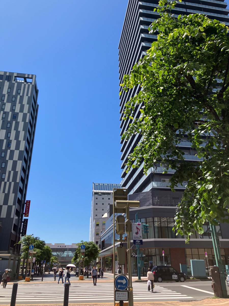 asasapo_'s tweet photo. 「今日から夏☀️」みたいな旭川ですね！　 フィール前は日傘⛱️の方が増えてきました。

#買物公園まつり　#音楽大行進　#旭川ニュース　#フィール　#おらが街　#まちなか保健室　#サポステ　#鷹栖町　#富良野　#名寄 https://t.co/OdPsHOIERA