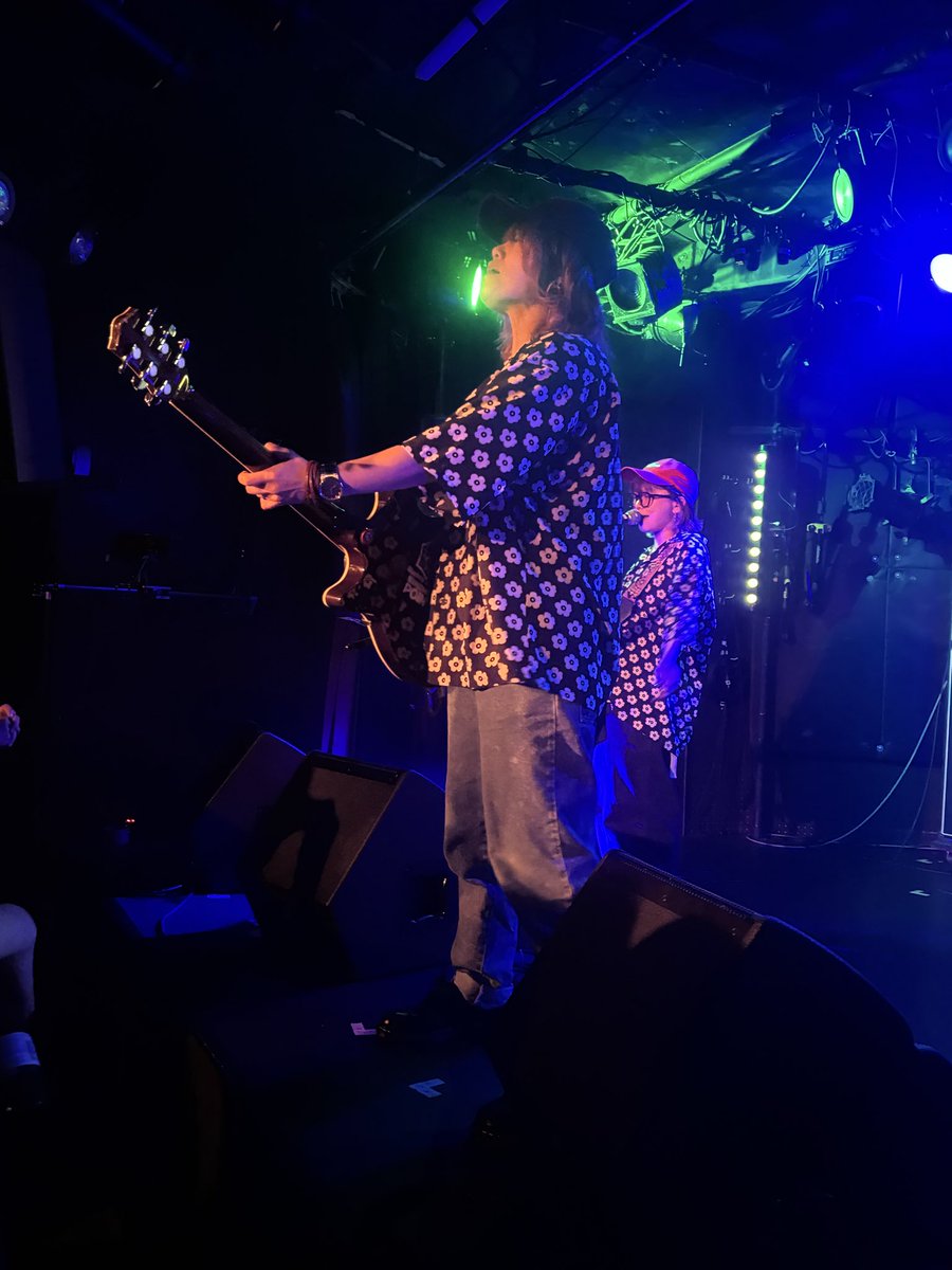 q2BTNTONa2Gcsyy's tweet photo. 5/30(土) PADOMA

zzzaam(from 韓国)
sore'078
SUSPIX(from 韓国)
Qu

韓国からの2バンドの良い意味、正反対な表現。かっこよさ、かわいさ🤭

sore'078、ライブ映え、観る人の心を弾ませる表現。音、声の重なりと笑顔。

Qu、重厚なのに軽やか。音の渦。

出会い。再会。
良い夜でした。 https://t.co/U3wds7tU7y