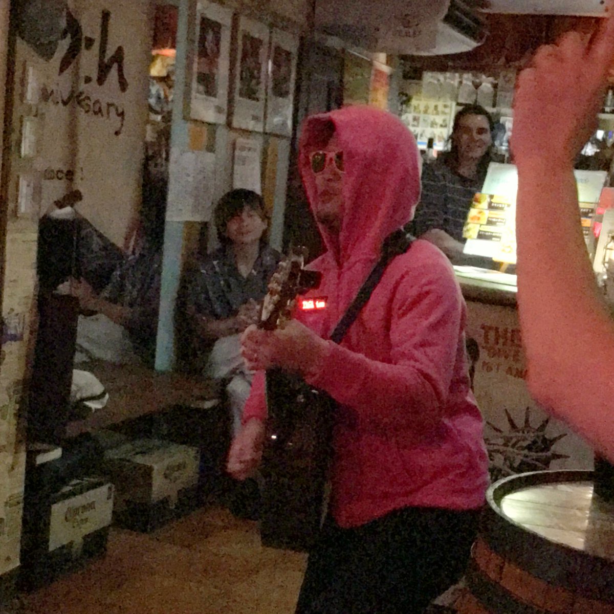 ashitagatomorou's tweet photo. 2026年５月30日の下北沢Artistライブにご来場いただいた皆様、誠にありがとうございました。演奏したのは『壁』『オモイデ』『街』『全部、嘘だけど』『ほっといたげて』『ミラーボール』『壁（２回目）』『脚立』でした。（マネージャー） https://t.co/1WnLnXSXmC