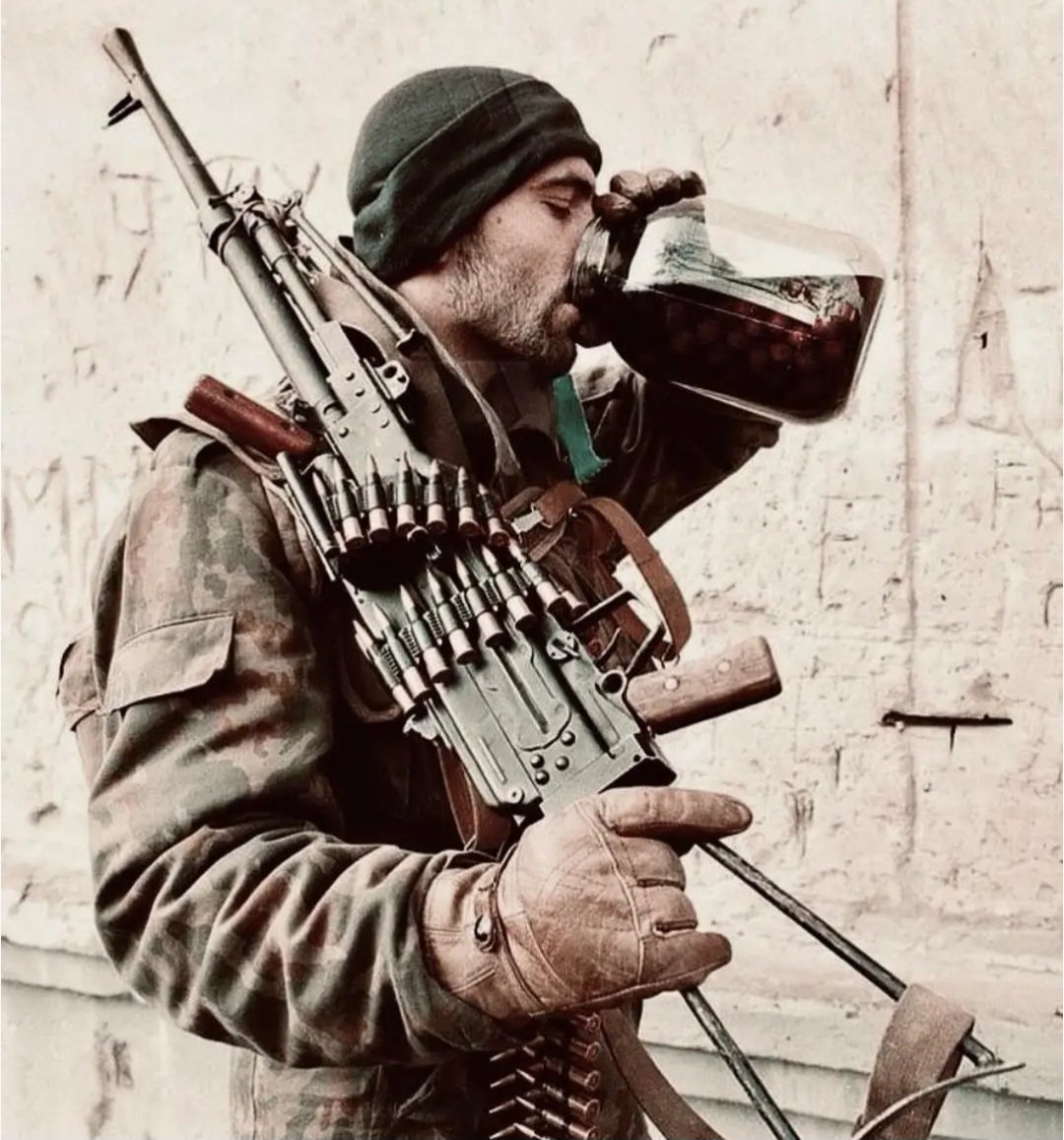 HistoireSav's tweet photo. 1994 - Un combattant tchétchène boit du jus de cerise lors d'une courte accalmie pendant la bataille de Grozny. https://t.co/kxdwy2lT1h