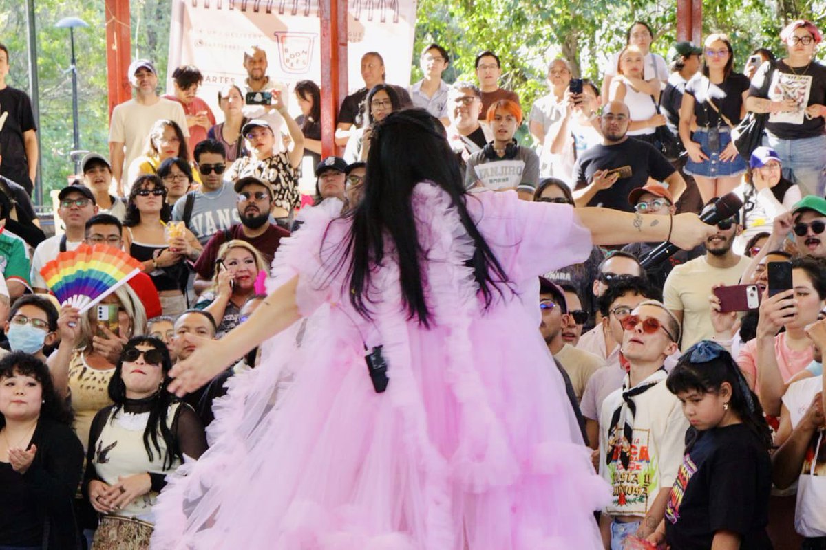 CulturaCiudadMx's tweet photo. 🎤✨ ¡Qué tarde vivimos en Ágora Tlatelolco!

@amandititita tomó el micrófono para poner a cantar, bailar y disfrutar al público con un concierto cargado de ritmo, personalidad y mucha conexión.

Gracias a todas las personas que se sumaron a esta edición de #CuícatlLaCiudadQueSuena y compartieron con nosotras y nosotros una tarde inolvidable en Tlatelolco. 💚✨

#Amandititita #Cuícatl #ÁgoraTlatelolco #CulturaCDMX