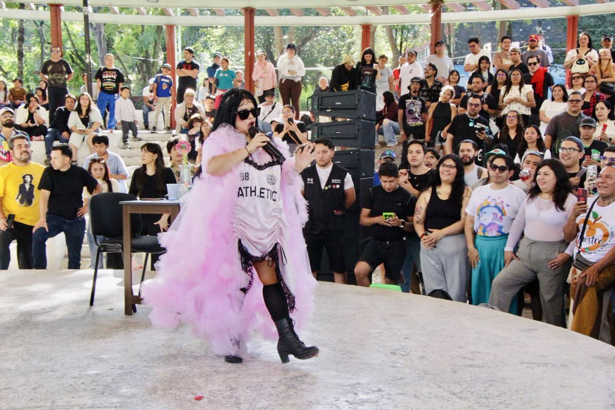 CulturaCiudadMx's tweet photo. 🎤✨ ¡Qué tarde vivimos en Ágora Tlatelolco!

@amandititita tomó el micrófono para poner a cantar, bailar y disfrutar al público con un concierto cargado de ritmo, personalidad y mucha conexión.

Gracias a todas las personas que se sumaron a esta edición de #CuícatlLaCiudadQueSuena y compartieron con nosotras y nosotros una tarde inolvidable en Tlatelolco. 💚✨

#Amandititita #Cuícatl #ÁgoraTlatelolco #CulturaCDMX