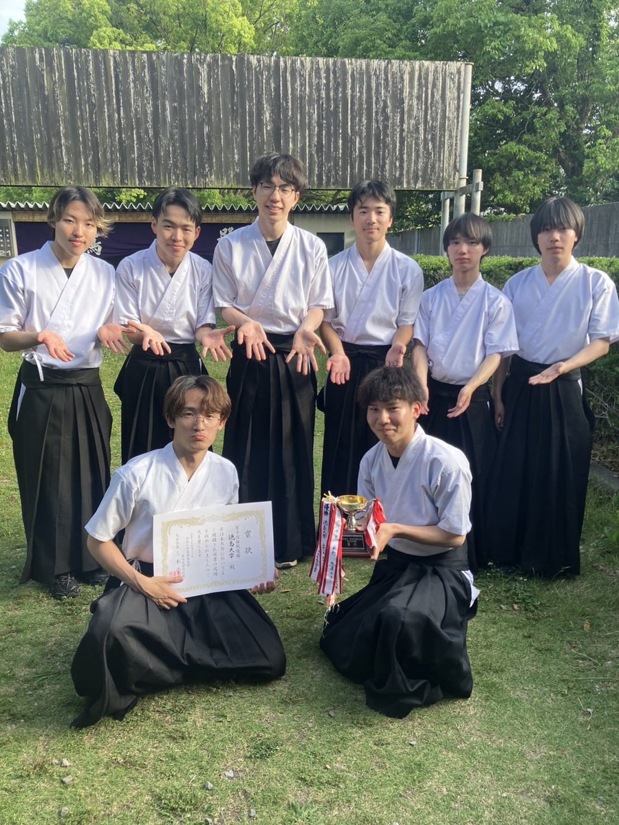 kuramoto910's tweet photo. 5/30に香川大学で交流戦が行われました。
結果は…🎯🏹

団体練
男子　優勝🏆　徳島大学

最多的中賞
男子　松田さん🥇

個人戦
男子　優勝🏆　今野さん
　　準優勝🥈　小田さん
女子　優勝🏆　中森さん
　　準優勝🥈　縫田さん

でした✨
おめでとうございます🎉 https://t.co/J1tzN7FQhl