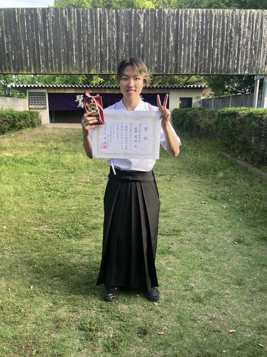 kuramoto910's tweet photo. 5/30に香川大学で交流戦が行われました。
結果は…🎯🏹

団体練
男子　優勝🏆　徳島大学

最多的中賞
男子　松田さん🥇

個人戦
男子　優勝🏆　今野さん
　　準優勝🥈　小田さん
女子　優勝🏆　中森さん
　　準優勝🥈　縫田さん

でした✨
おめでとうございます🎉 https://t.co/J1tzN7FQhl