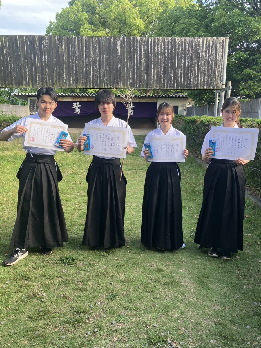 kuramoto910's tweet photo. 5/30に香川大学で交流戦が行われました。
結果は…🎯🏹

団体練
男子　優勝🏆　徳島大学

最多的中賞
男子　松田さん🥇

個人戦
男子　優勝🏆　今野さん
　　準優勝🥈　小田さん
女子　優勝🏆　中森さん
　　準優勝🥈　縫田さん

でした✨
おめでとうございます🎉 https://t.co/J1tzN7FQhl