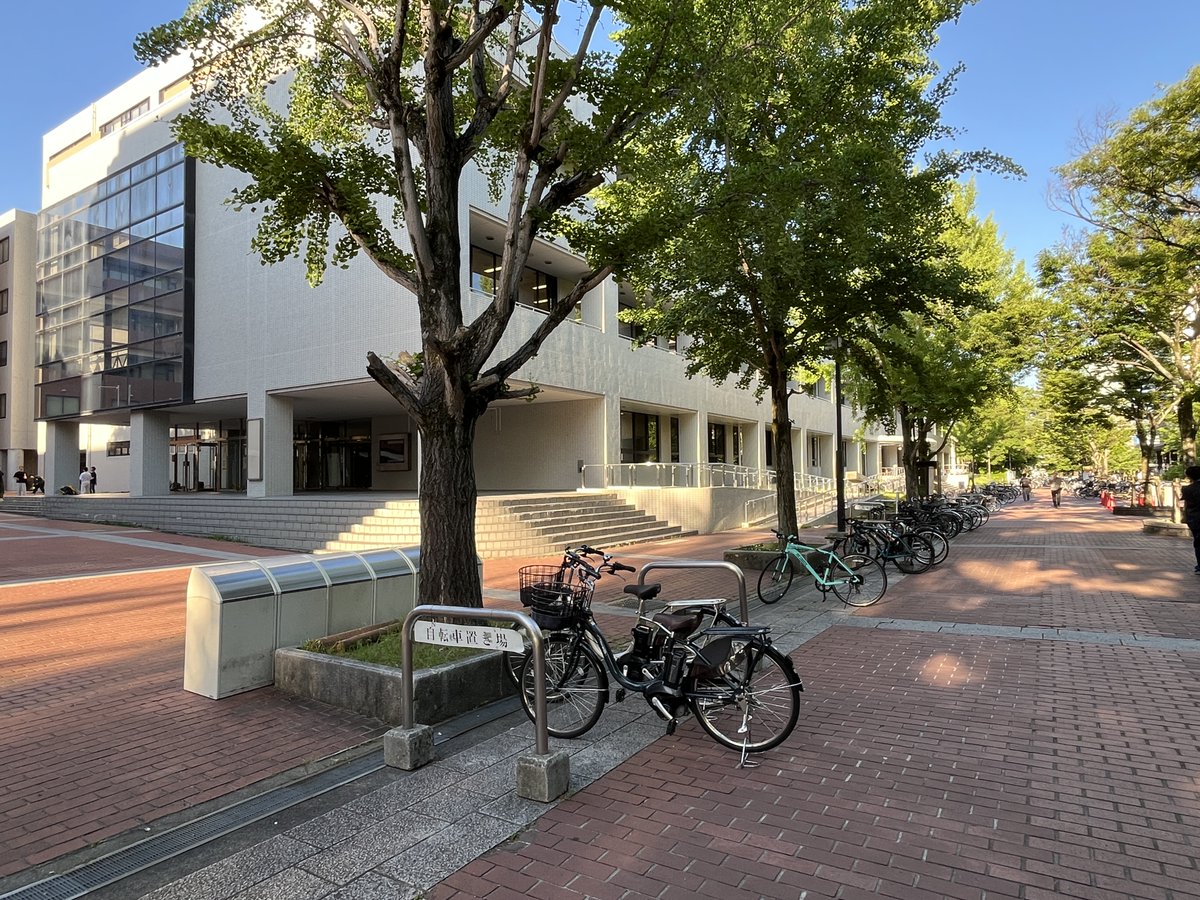 OU_sci's tweet photo. 上写真：5月29日（金）5限中の大講義室前の様子
下写真：同時刻A棟前の様子 https://t.co/kpCKKr4dnC