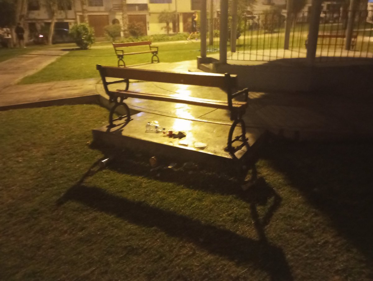 eroldani_pe's tweet photo. @Munimolina vergüenza que la municipalidad permita todo esto, y encima no ponga orden en el patrullaje del serenazgo, ayer fue el partido, hoy la excusa es el debate presidencial? https://t.co/eJDdGKmjvC