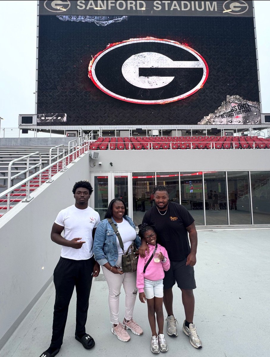 rypeterson2021's tweet photo. Had a great time at camp in Athens today! 🐶🔴⚫️@CoachSchuUGA @B_Quatro4 @SaiRaj071002 @RustyMansell_ @ChipHorton80435 @HetzlerJackson @ChadSimmons_ @TomLoy247 @adamgorney @rivals @247Sports  @CraigHaubert @TomLuginbill @Andrew_Ivins @JohnGarcia_Jr @AnnaH247 @SWiltfong_ @Hayesfawcett3