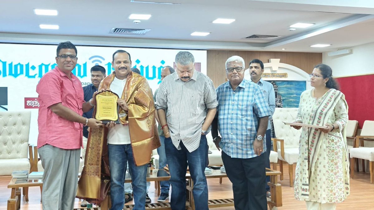 sivaramang's tweet photo. நேற்று என்னுடைய இரு புத்தகங்கள் வெளியாகின. நீலக்கனா, நீலமலை ரகசியம் ஆகிய இரண்டு புத்தகங்களையும் ஜீரோ டிகிரி பதிப்பகத்தின் திரு.ராம்ஜி அவர்கள் வெளியிட, எழுத்தாளர் சொக்கன் பெற்றுக்கொண்டார். நிறைவான விழா. https://t.co/6xKuCs6r2i