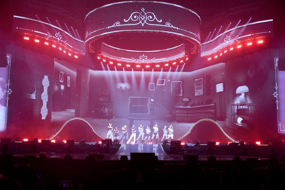 imbcenews's tweet photo. '데뷔 10주년' 아이오아이, 서울 단콘 성료 "기다려준 팬들 덕분"
#아이오아이 #데뷔10주년 #서울단콘 #잠실실내체육관 #단독콘서트 #iMBC연예

아이오아이(임나영, 청하, 김세정, 정채연, 김소혜, 유연정, 최유정, 김도연, 전소미)는 지난달 29일부터 31일까지 서울 잠실실내체육관에서 ‘2026 I.O.I Concert Tour : LOOP in SEOUL’을 개최하고 팬들과 특별한 시간을 함께했다.

이번 공연은 약 9년 만에 열린 완전체 단독 콘서트라는 점에서 개최 전부터 큰 화제를 모았다. 

공연을 마친 아이오아이는 “10주년을 맞아 콘서트로 다시 함께할 수 있어 너무 행복하다. 오랜 시간 변함없이 기다려주신 팬 여러분 덕분”이라며 “오늘 함께한 이 추억이 여러분의 기억 속에 오래도록 남기를 바란다”고 진심 어린 소감을 전했다.

🔗https://t.co/eFqqFFeyc6
