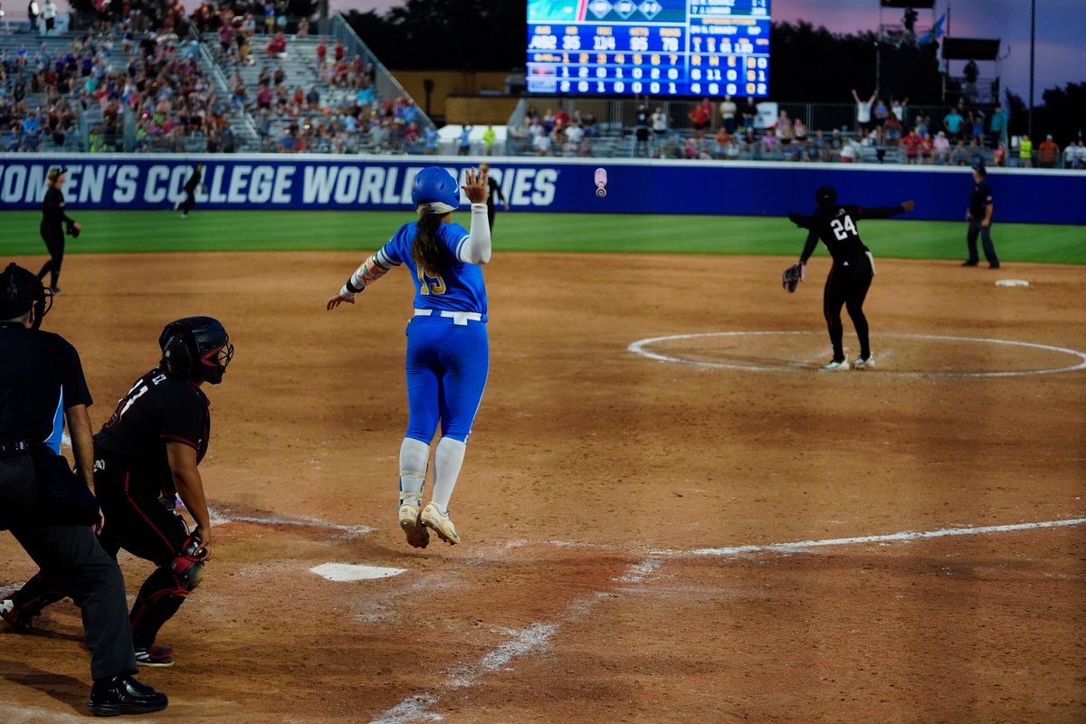 D1Softball's tweet photo. Jordan Woolery ties it in the bottom of the seventh with a two-run bomb 💣

UCLA and Texas Tech are all square headed to extras.

📸 @westernokchaser https://t.co/KvxhWQ84uR