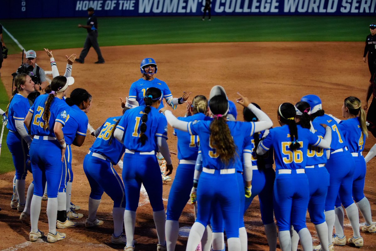 D1Softball's tweet photo. Jordan Woolery ties it in the bottom of the seventh with a two-run bomb 💣

UCLA and Texas Tech are all square headed to extras.

📸 @westernokchaser https://t.co/KvxhWQ84uR