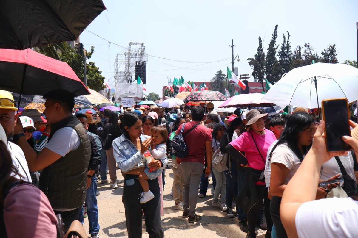 servimetcdmx's tweet photo. La justicia social no es solo una frase: es que a las familias les vaya bien y que nadie se quede atrás. A dos años de aquel día histórico, la Presidenta @Claudiashein nos demuestra que el Segundo Piso de la Transformación es tuyo y de tod@s. 
Lo que se logró hace dos años hoy es una realidad en los hogares de México. Hoy, esa decisión se siente en los apoyos y en la tranquilidad de saber que se gobierna con honestidad.
#ClaudiaDaResultados 🇲🇽✨