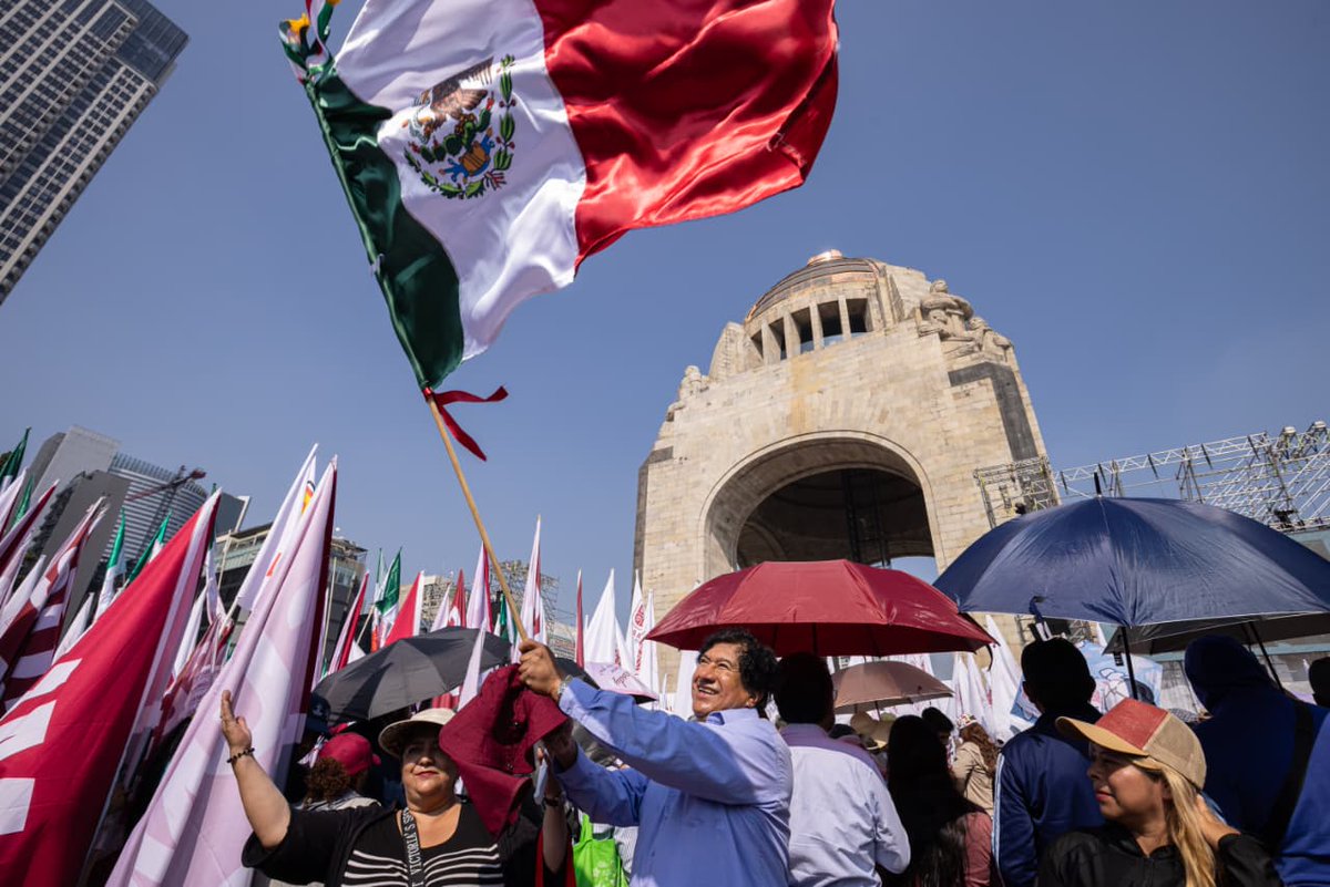 servimetcdmx's tweet photo. La justicia social no es solo una frase: es que a las familias les vaya bien y que nadie se quede atrás. A dos años de aquel día histórico, la Presidenta @Claudiashein nos demuestra que el Segundo Piso de la Transformación es tuyo y de tod@s. 
Lo que se logró hace dos años hoy es una realidad en los hogares de México. Hoy, esa decisión se siente en los apoyos y en la tranquilidad de saber que se gobierna con honestidad.
#ClaudiaDaResultados 🇲🇽✨