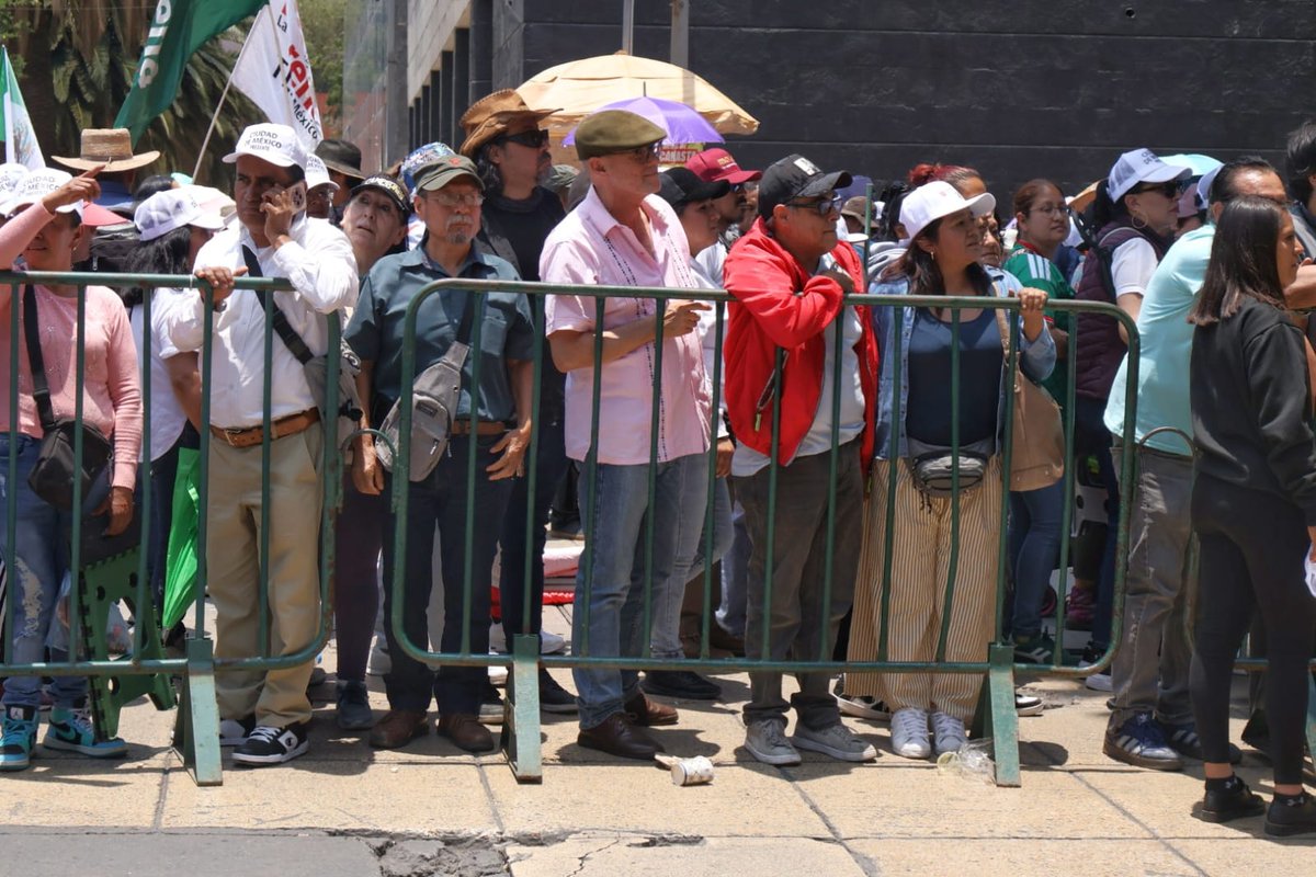 servimetcdmx's tweet photo. La justicia social no es solo una frase: es que a las familias les vaya bien y que nadie se quede atrás. A dos años de aquel día histórico, la Presidenta @Claudiashein nos demuestra que el Segundo Piso de la Transformación es tuyo y de tod@s. 
Lo que se logró hace dos años hoy es una realidad en los hogares de México. Hoy, esa decisión se siente en los apoyos y en la tranquilidad de saber que se gobierna con honestidad.
#ClaudiaDaResultados 🇲🇽✨