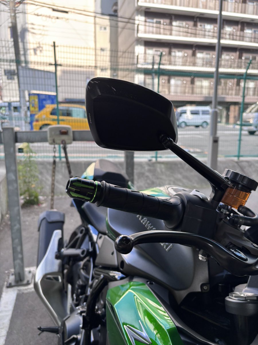 OOzti2's tweet photo. おはよう！
昨日のz祭たのしかったなぁ！
帰り相棒こかしてもうたけど！！！
不幸中の幸いかカウルに傷割れ凹み出来んかったのは良かった、、、
被害が最小限やったわ
ミラー、レバー、マフラー、スライダー、、、
全部交換します！
 #kawasaki #ZH2 https://t.co/Y5dU30iolt