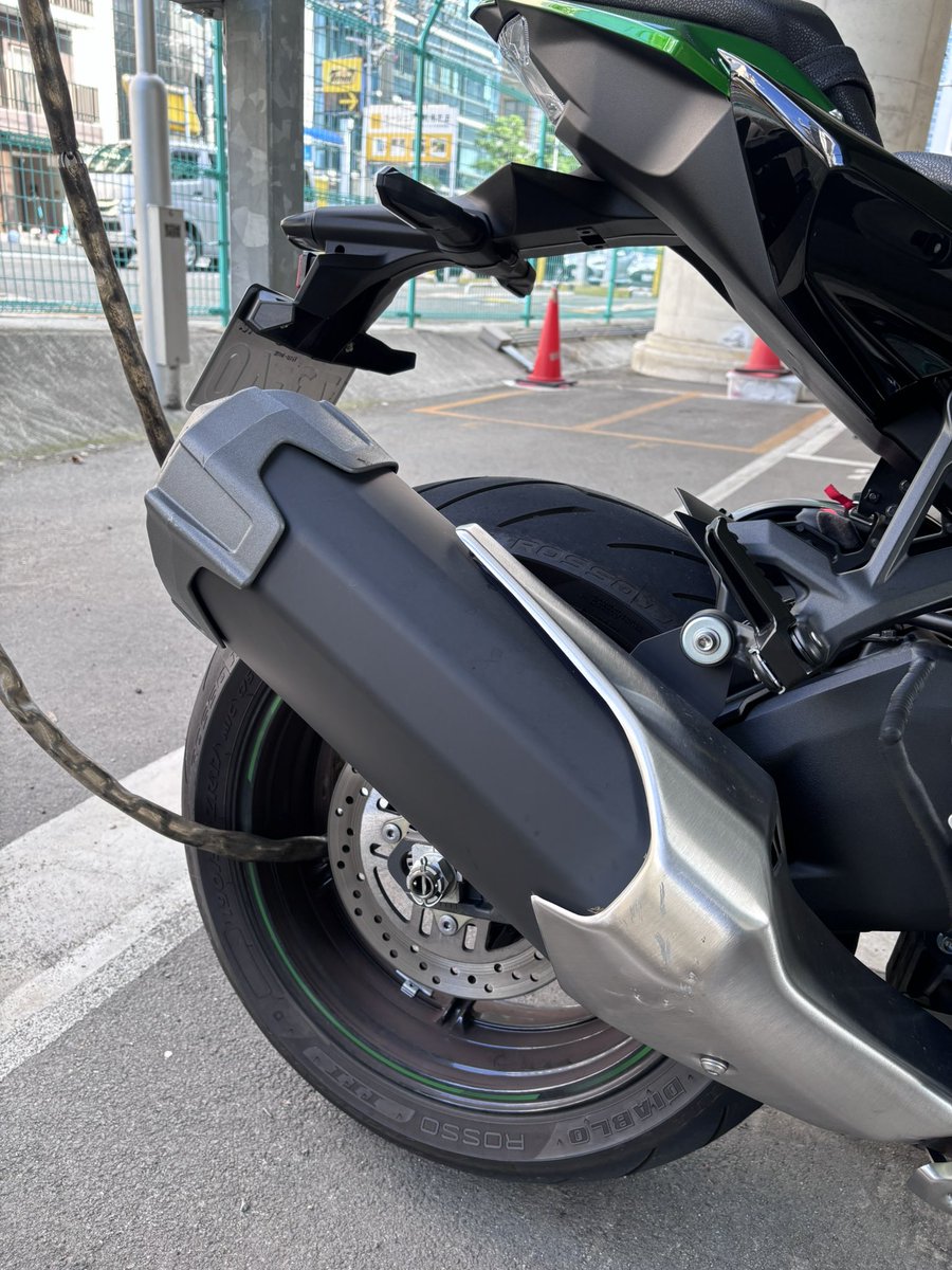 OOzti2's tweet photo. おはよう！
昨日のz祭たのしかったなぁ！
帰り相棒こかしてもうたけど！！！
不幸中の幸いかカウルに傷割れ凹み出来んかったのは良かった、、、
被害が最小限やったわ
ミラー、レバー、マフラー、スライダー、、、
全部交換します！
 #kawasaki #ZH2 https://t.co/Y5dU30iolt