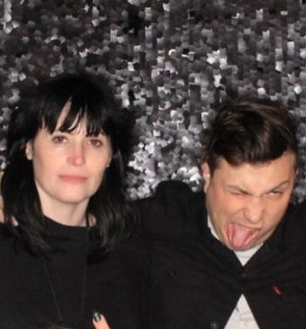 s0mn0lentt's tweet photo. Jamia siempre en las fotos bellísima y bueno, frank siendo frank jajajas 🖤 https://t.co/qVDGYBwDwc