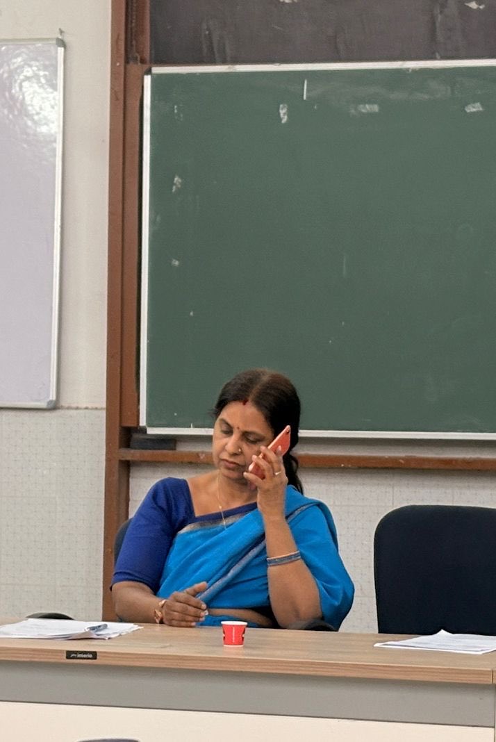 manishdekoder's tweet photo. अपने देश में छात्र कोचिंग संस्थान के शरण में जाने को क्यों मजबूर हैं उसका कारण जानना हैं तो टॉपर छात्रों के केंद्र पटना साइंस कॉलेज जाके वहाँ प्रिंसिपल की कुर्सी पर बैठे प्रोफेसर अलका की योग्यता जानिये वो होम साइंस की शिक्षिका रही हैं और राज्य में डबल इंजन की सरकार हैं। । https://t.co/p5zmyYCeFa