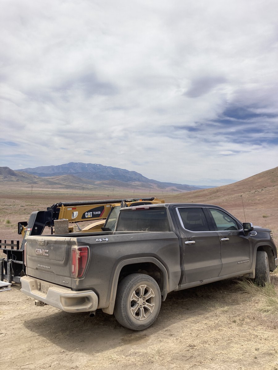 youwillmakemaps's tweet photo. May 21, 2025: I finish an orthographic-orbit animation of the @DurinMining drill test site, halfway up a hill in an NV gold mine. Sentinel-2 imagery draped over a NED DEM, displaced as a mesh in Blender, sunsetty .EXR.

Ten days later: I’m bumping over shin-deep ruts in a rental pickup aimed at the site. Geoscience head Chris Seligman gamely points out nouns I need to catch up on: overburden. Waste rock. Outcrop. We’re an hour from the last bar of cell service and I’m glad I downloaded an offline sat map into GAIA

More honest cartographers, e.g. DIY trail mappers and survey techs, only map what they tread. I generally don’t see the territory depicted on the maps I sell. So when offered a bunk in Durin’s flophouse I gladly accepted; let's see a core drilling site in a desert mine

When we dismount thumb-sized crickets, desperate for moisture, thwack against our legs. Talc-fine dust boils around our feet, crowds our sinuses. This is nowheresville, pop. diesel gens and their tenders, the sharp end of the "primary sector"

Much better drivers than I towed the two-ton robotic drill and big tanks of sloshing liquids past the same ruts. Totally routine for exploration drillers: drive to dustland, bring core samples to the surface with watch-your-clothes rotating equipment, drive back, hear beery tales in bad-lumbar chairs, repeat for weeks, months, 12 hours on, 12 hours off.

Modernity rests on this cycle. One can’t dig up copper, iron, nickel, gold without sending men to breathe that dust and punch those holes.

Going to work and editing territory...the antipode of making maps.......